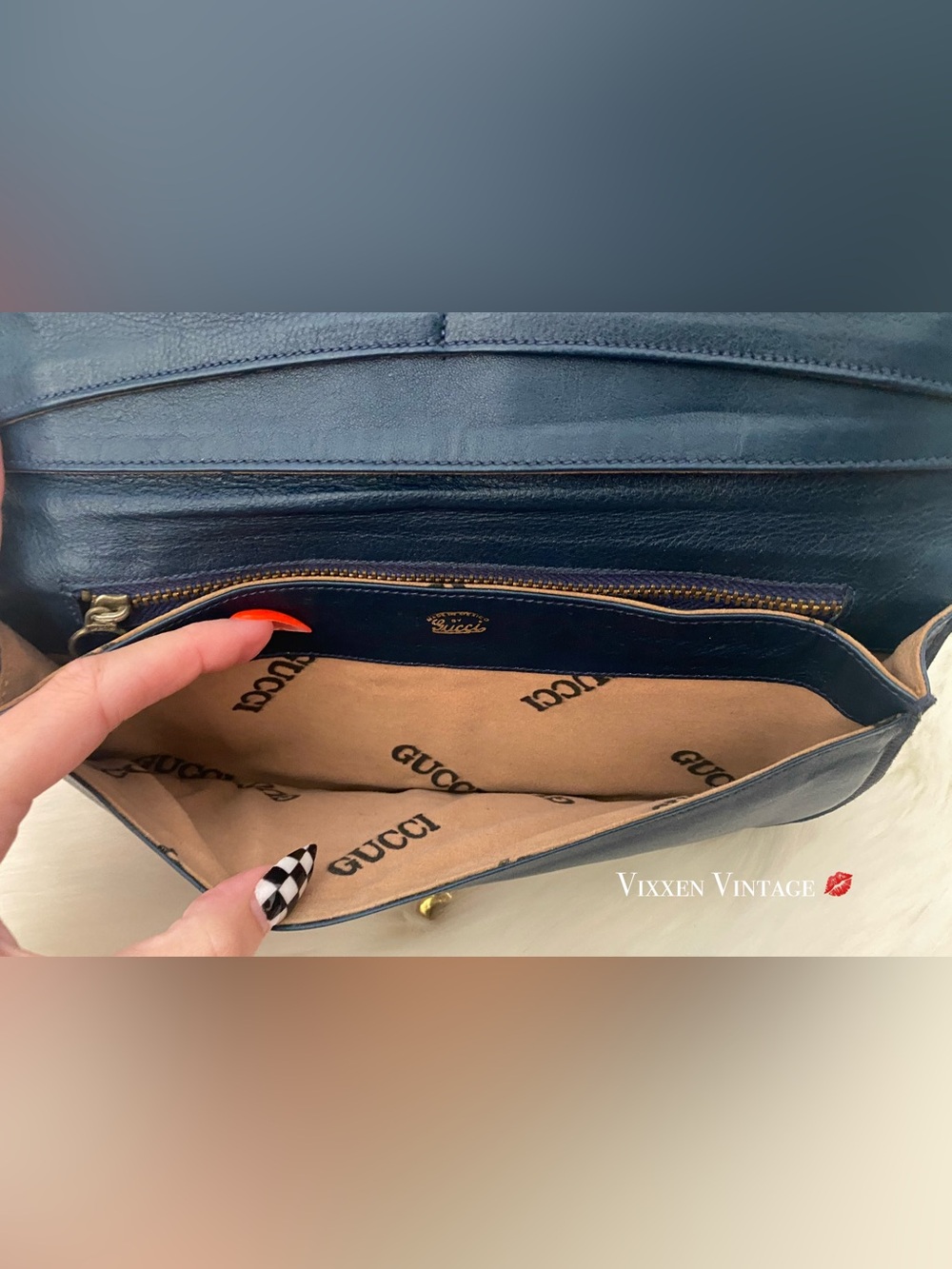 VINTAGE 1960’S GUCCI LEATHER GG MONOGRAM JACQUARD CLUTCH IN NAVY - Picture 10 of 13